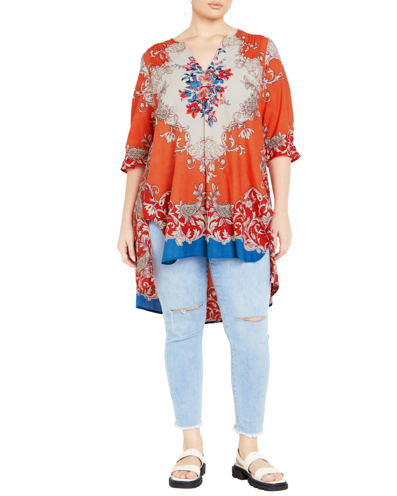 Front of a model wearing a size 18 TUNIC PLAYFUL in Tomorrow by avenue. | dia_product_style_image_id:300325